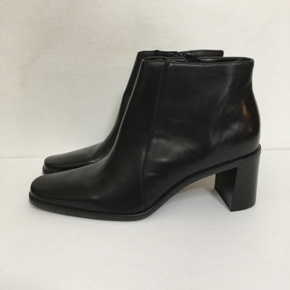 Apostrophe Dana Block Heel Leather Bootie in Black